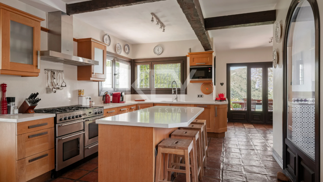 Andalusian finca with panoramic lake and mountain views near Marbella