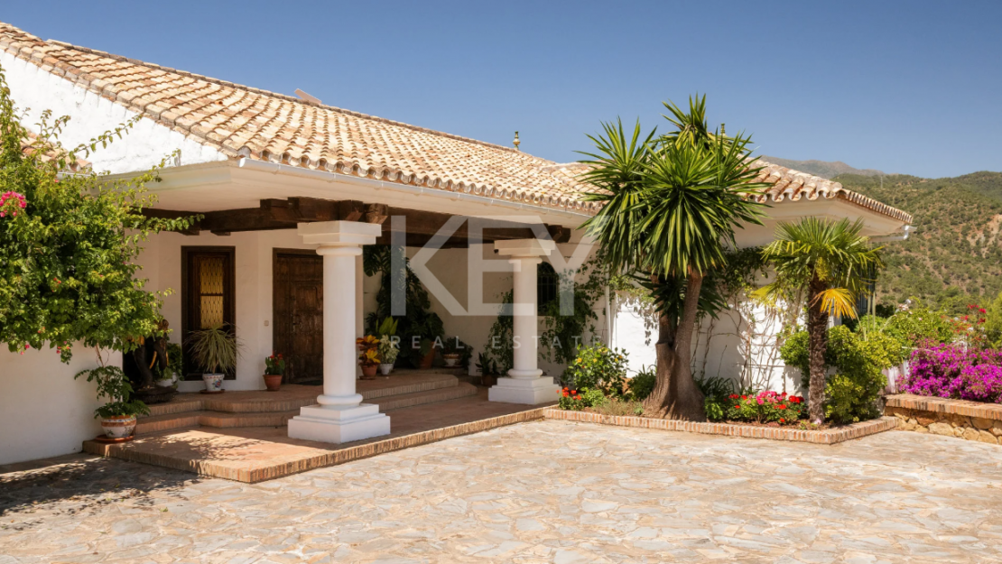 Andalusian finca with panoramic lake and mountain views near Marbella