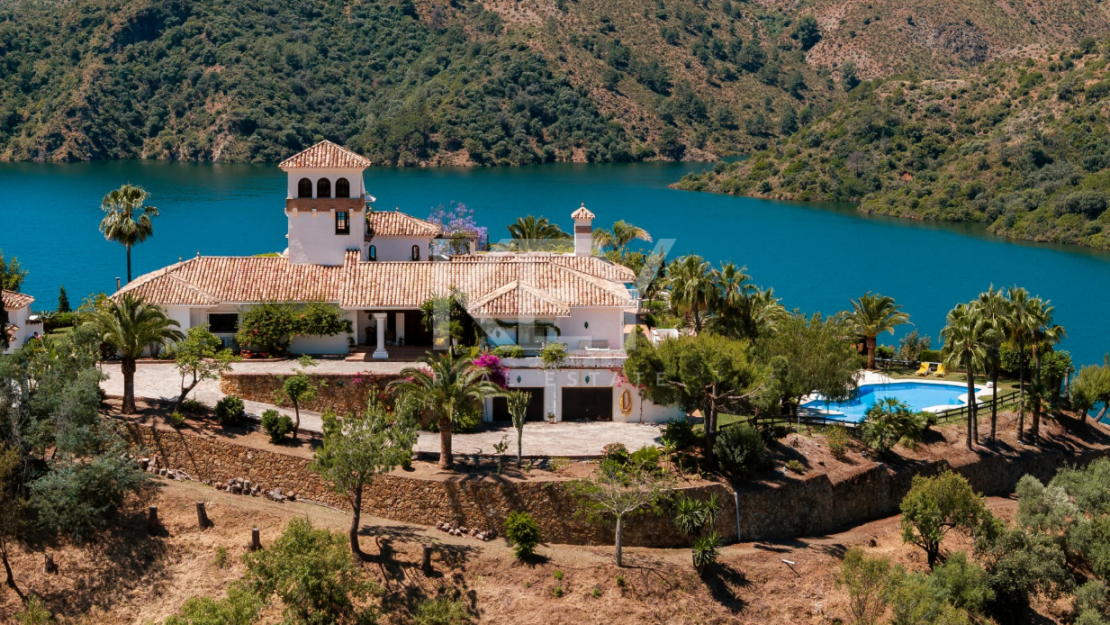 Andalusian finca with panoramic lake and mountain views near Marbella