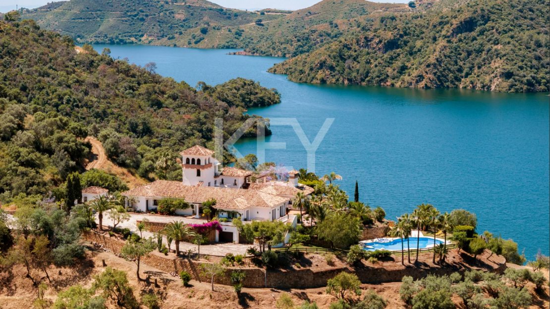 Andalusian finca with panoramic lake and mountain views near Marbella