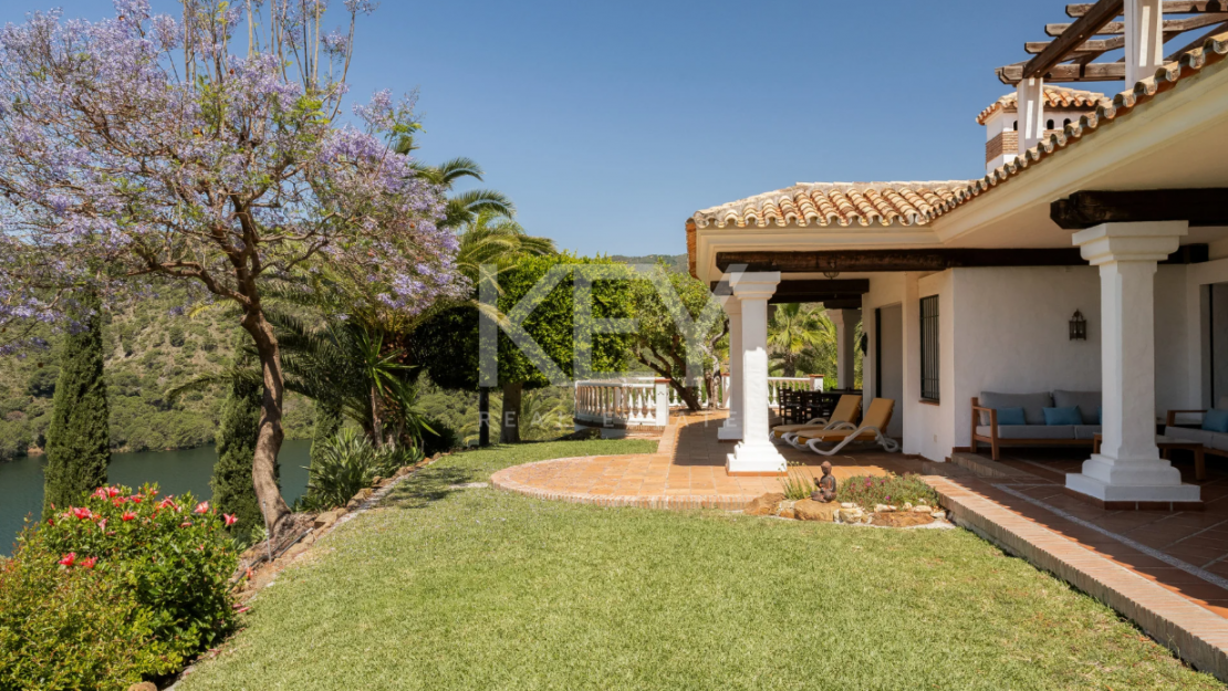Andalusian finca with panoramic lake and mountain views near Marbella