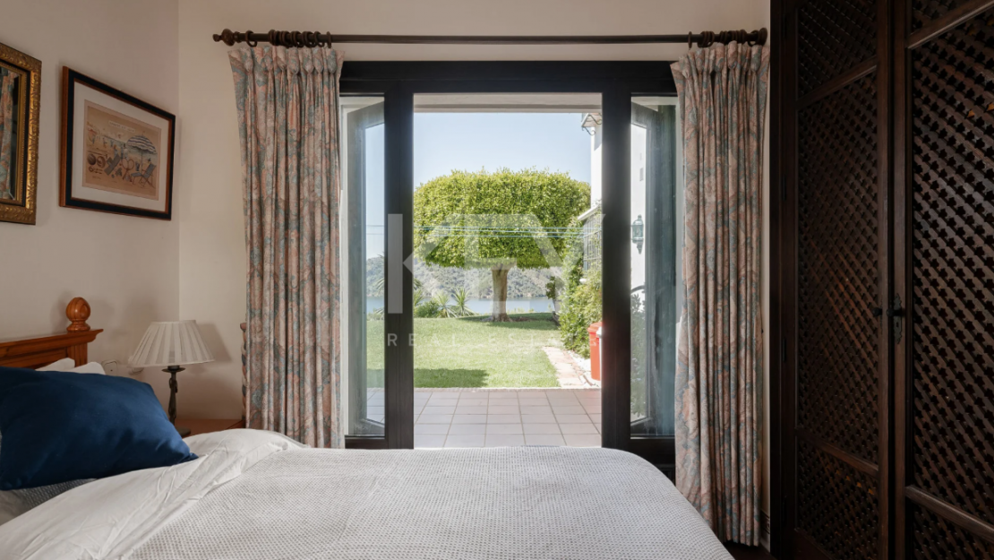 Andalusian finca with panoramic lake and mountain views near Marbella