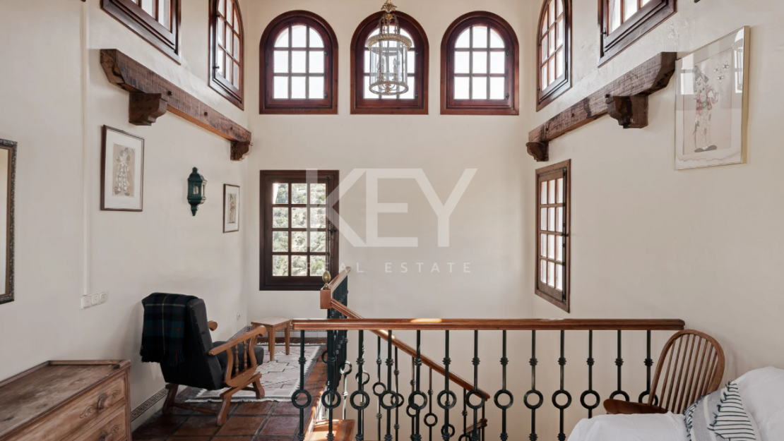 Andalusian finca with panoramic lake and mountain views near Marbella