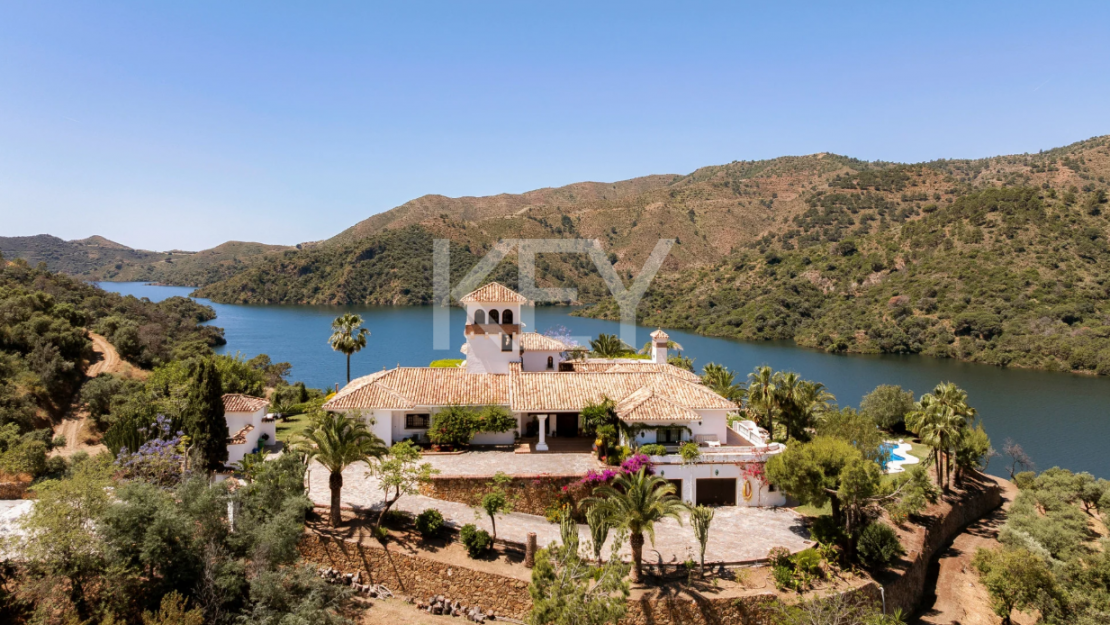 Andalusian finca with panoramic lake and mountain views near Marbella