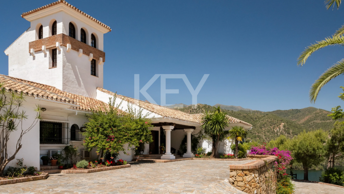 Andalusian finca with panoramic lake and mountain views near Marbella