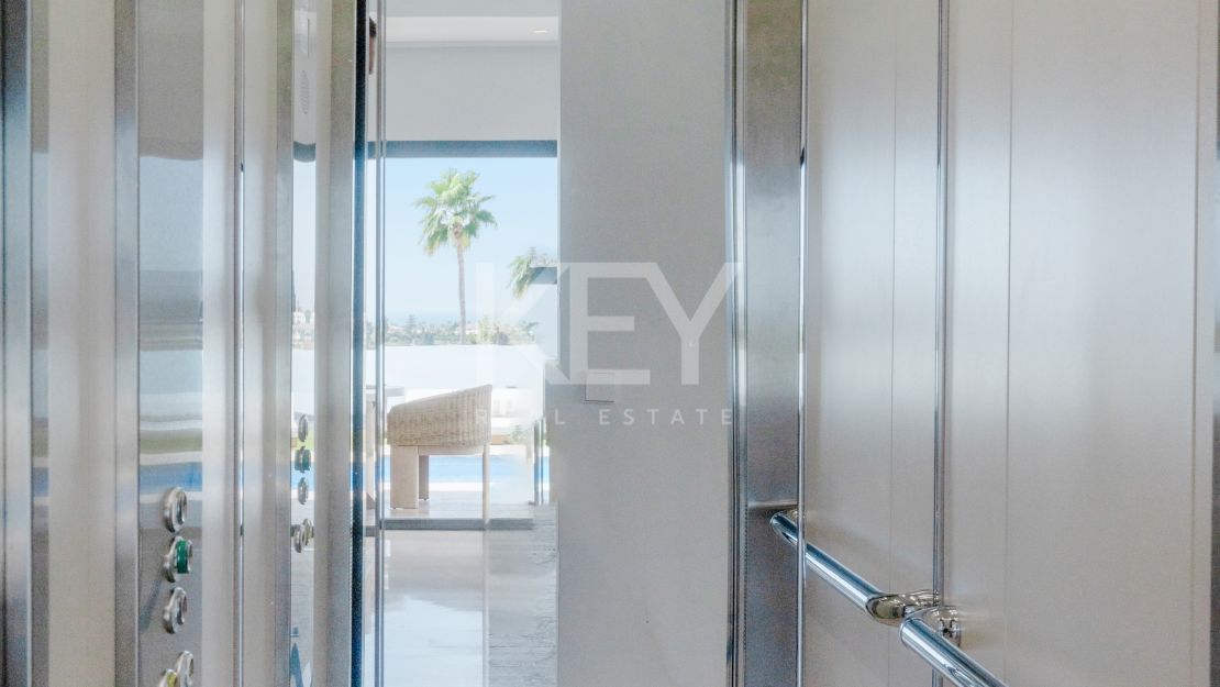 Modern villa with panoramic views in Benahavís