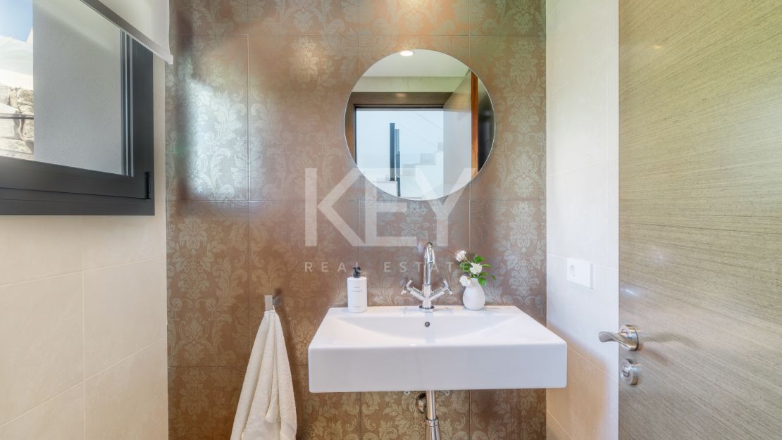 Modern villa with panoramic views in Benahavís