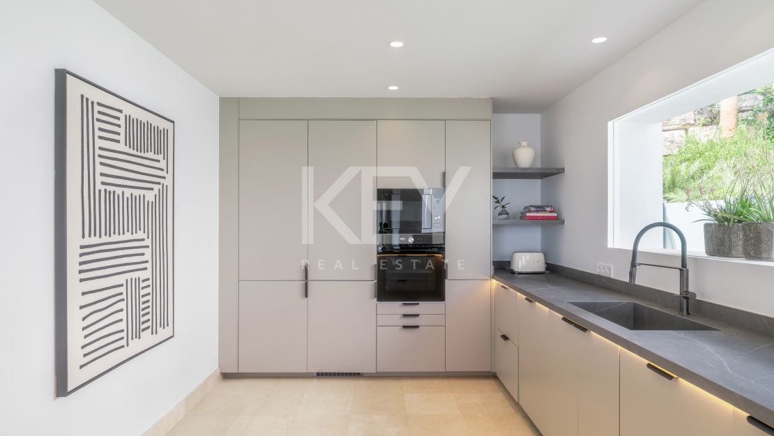 Modern villa with panoramic views in Benahavís