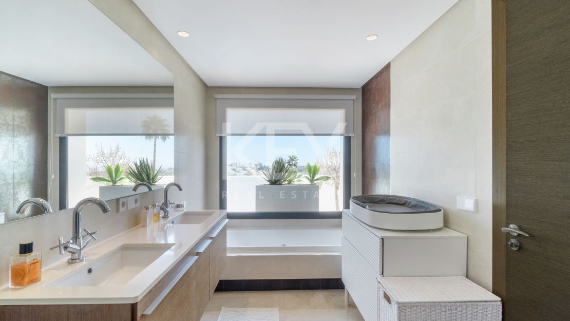 Modern villa with panoramic views in Benahavís