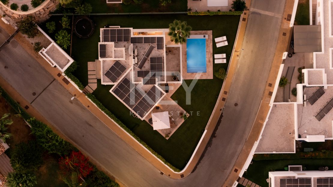 Modern villa with panoramic views in Benahavís