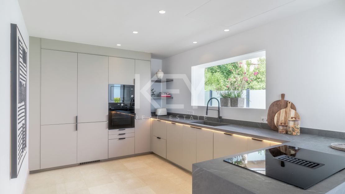 Modern villa with panoramic views in Benahavís