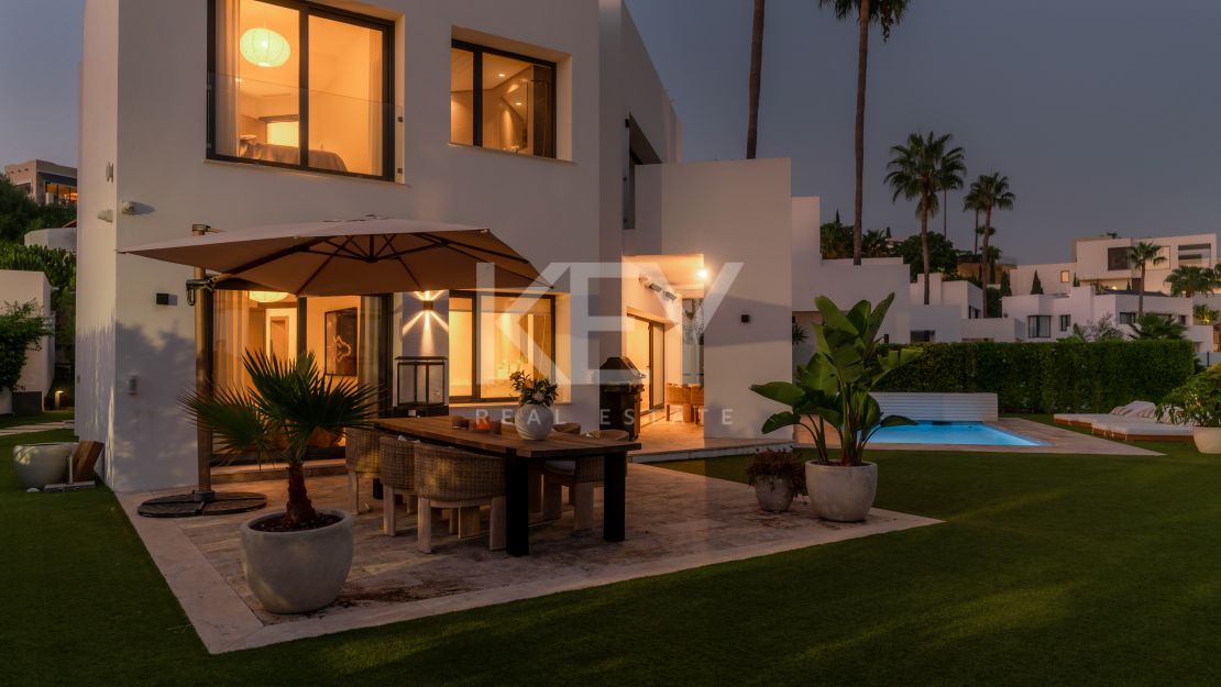 Modern villa with panoramic views in Benahavís