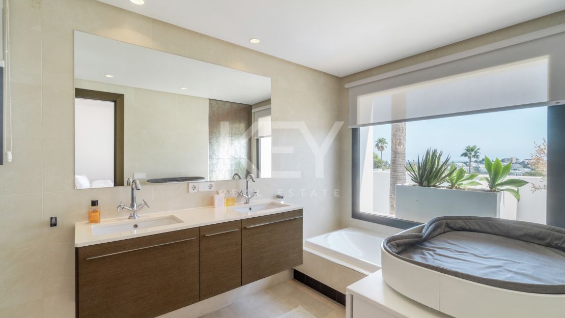 Modern villa with panoramic views in Benahavís