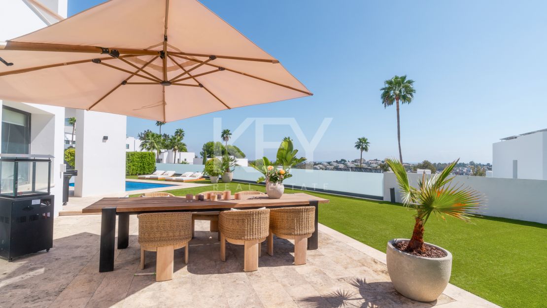 Modern villa with panoramic views in Benahavís