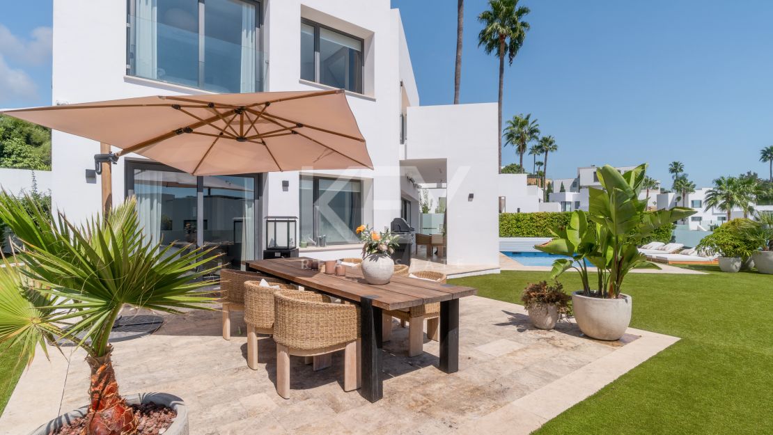 Modern villa with panoramic views in Benahavís