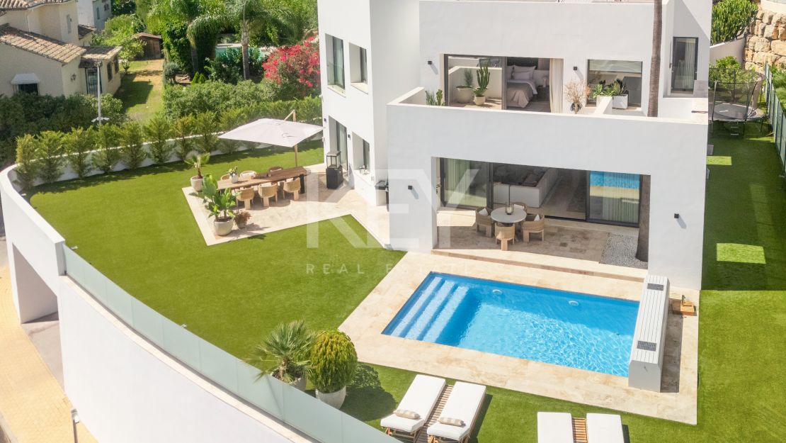 Modern villa with panoramic views in Benahavís