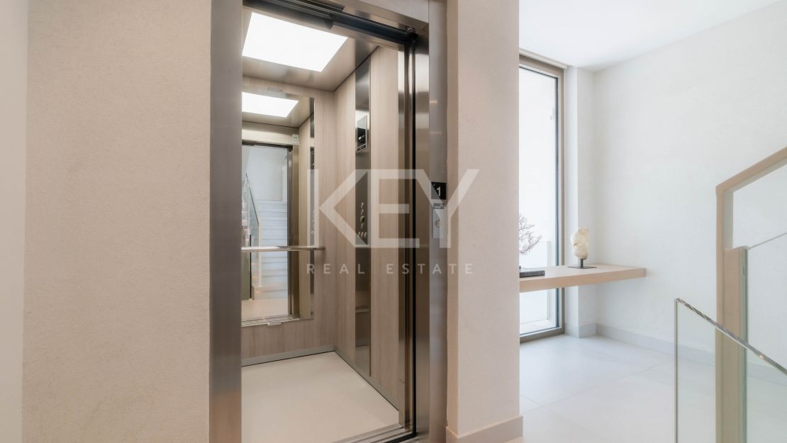 Современная вилла с бассейном на крыше и панорамным видом в Нуэва Андалусия