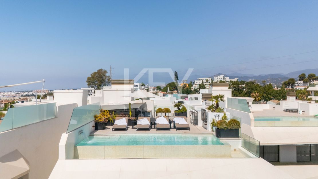 Современная вилла с бассейном на крыше и панорамным видом в Нуэва Андалусия