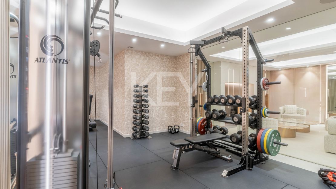 Современная вилла с бассейном на крыше и панорамным видом в Нуэва Андалусия