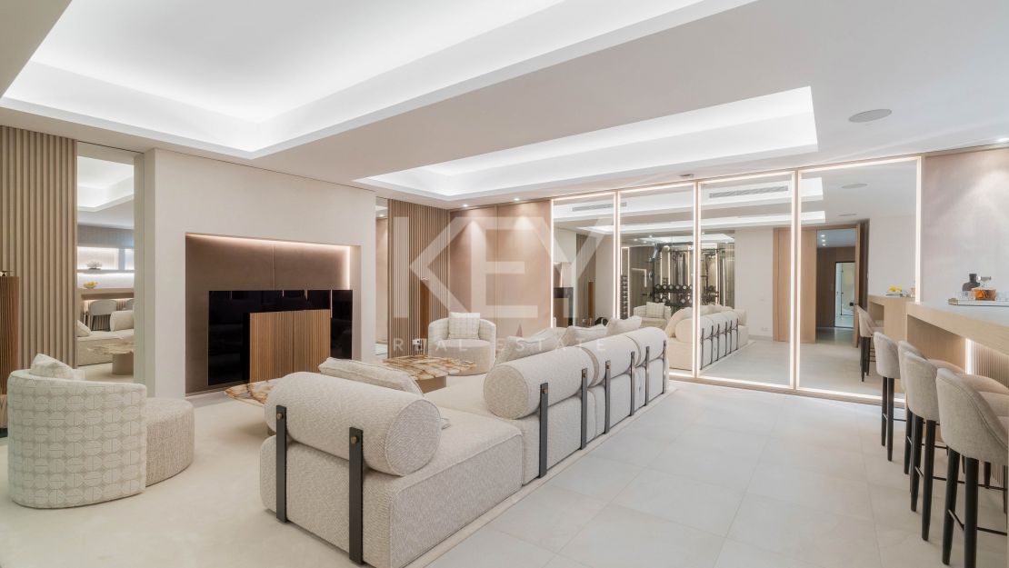 Современная вилла с бассейном на крыше и панорамным видом в Нуэва Андалусия