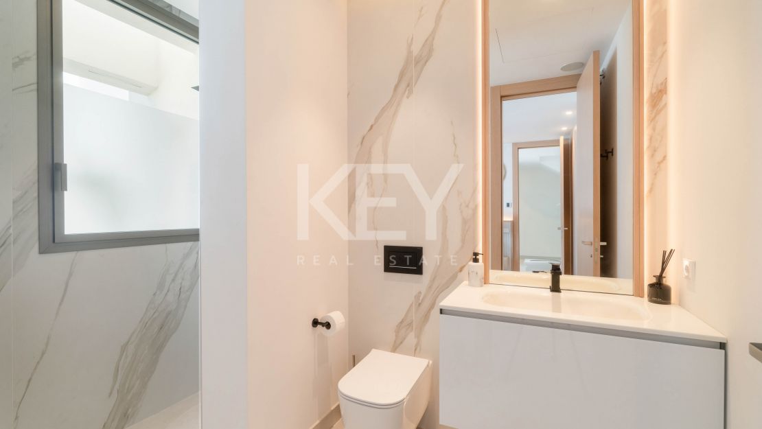 Современная вилла с бассейном на крыше и панорамным видом в Нуэва Андалусия