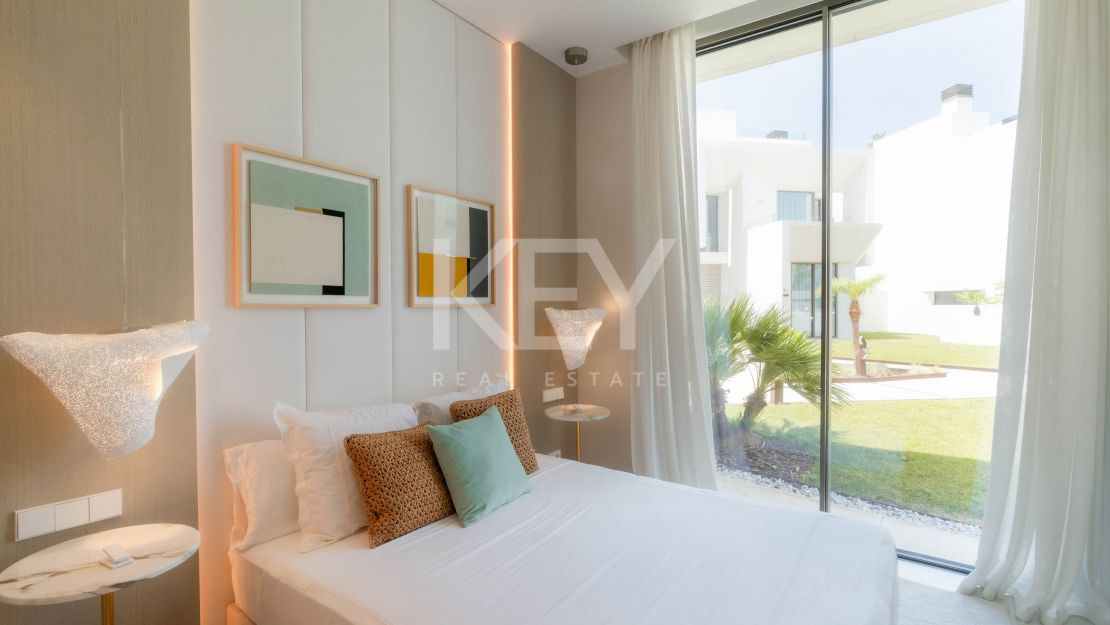 Современная вилла с бассейном на крыше и панорамным видом в Нуэва Андалусия