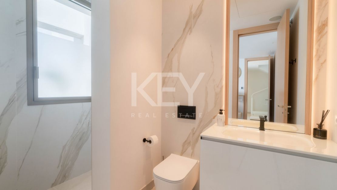 Современная вилла с бассейном на крыше и панорамным видом в Нуэва Андалусия