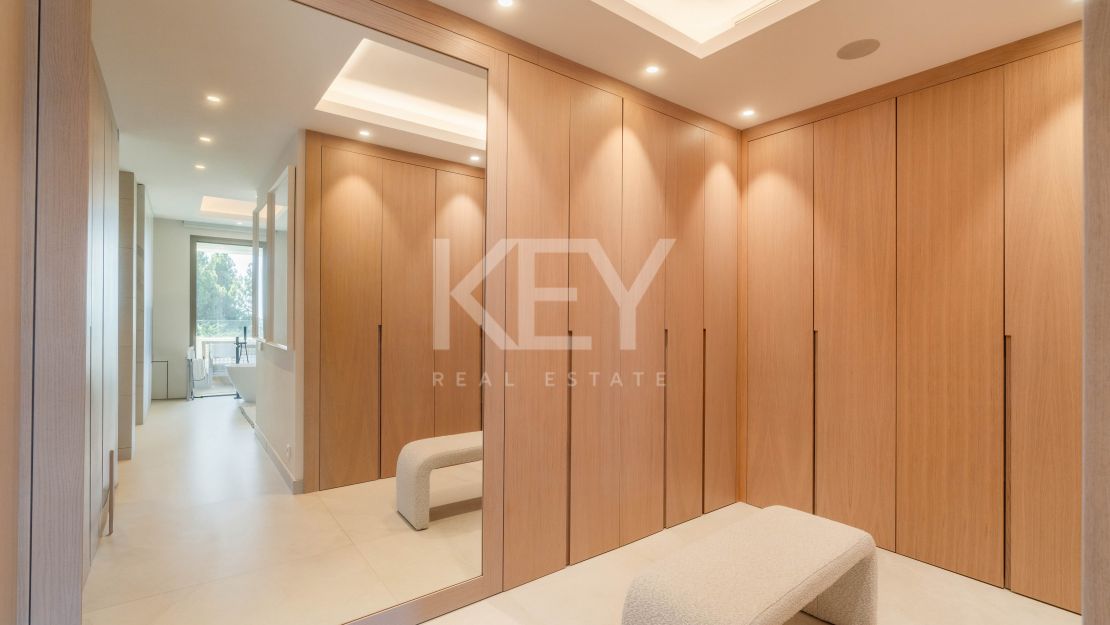 Современная вилла с бассейном на крыше и панорамным видом в Нуэва Андалусия