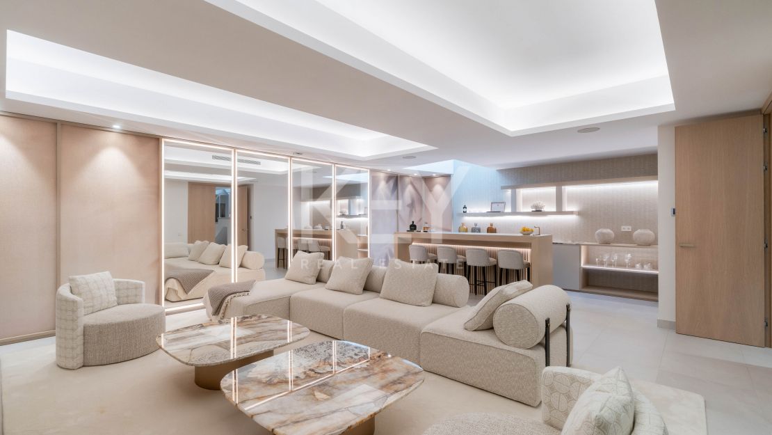 Современная вилла с бассейном на крыше и панорамным видом в Нуэва Андалусия