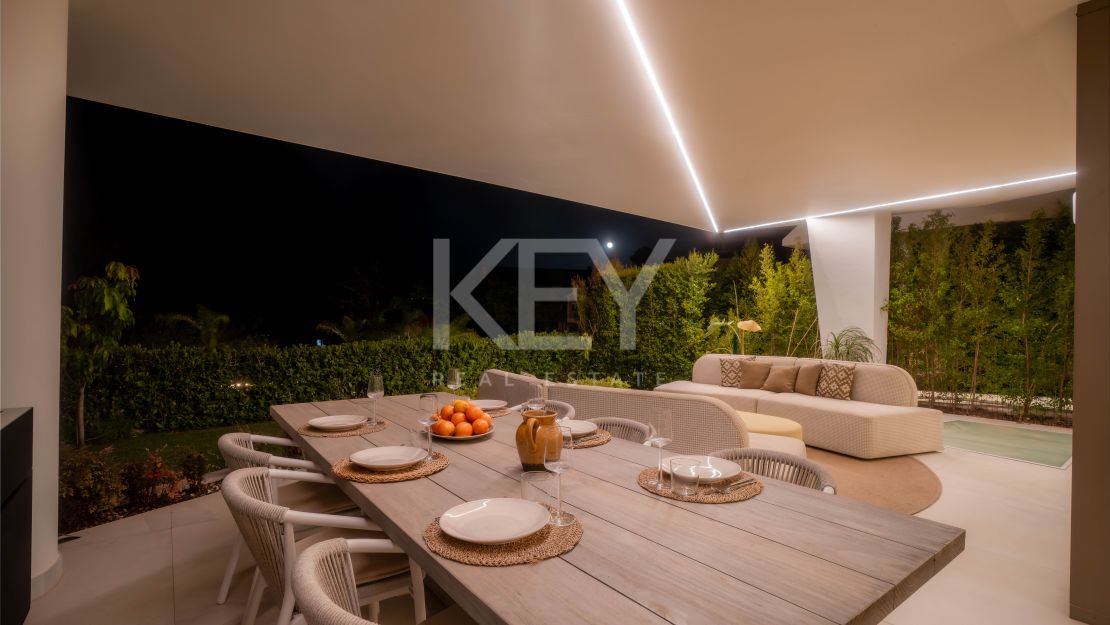 Современная вилла с бассейном на крыше и панорамным видом в Нуэва Андалусия