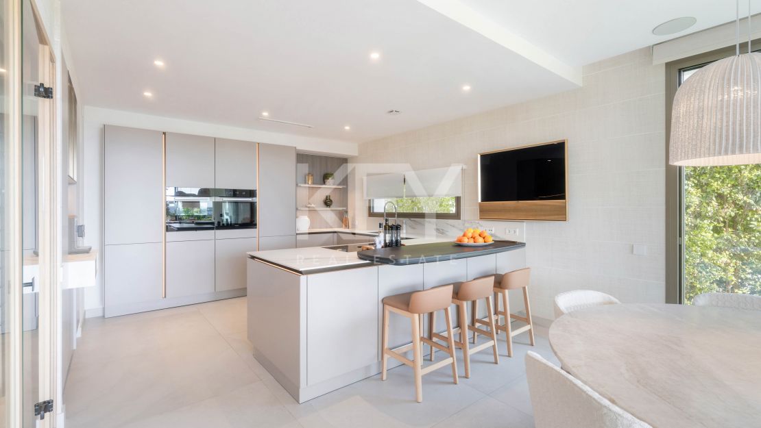 Современная вилла с бассейном на крыше и панорамным видом в Нуэва Андалусия