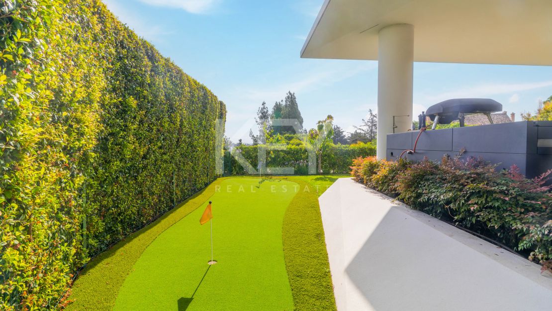 Современная вилла с бассейном на крыше и панорамным видом в Нуэва Андалусия