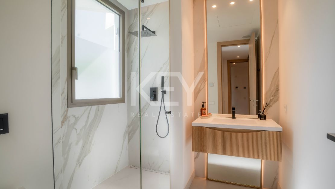 Современная вилла с бассейном на крыше и панорамным видом в Нуэва Андалусия