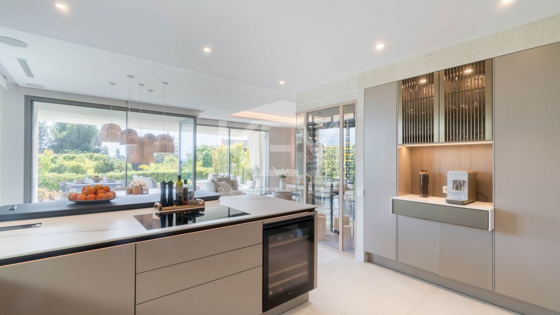 Современная вилла с бассейном на крыше и панорамным видом в Нуэва Андалусия