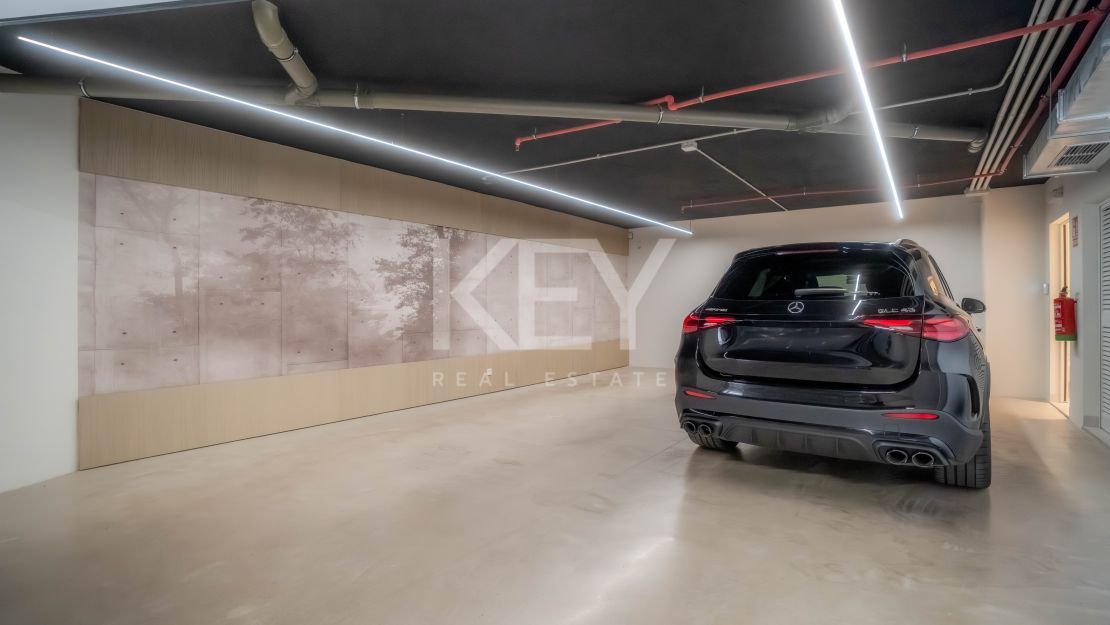 Современная вилла с бассейном на крыше и панорамным видом в Нуэва Андалусия