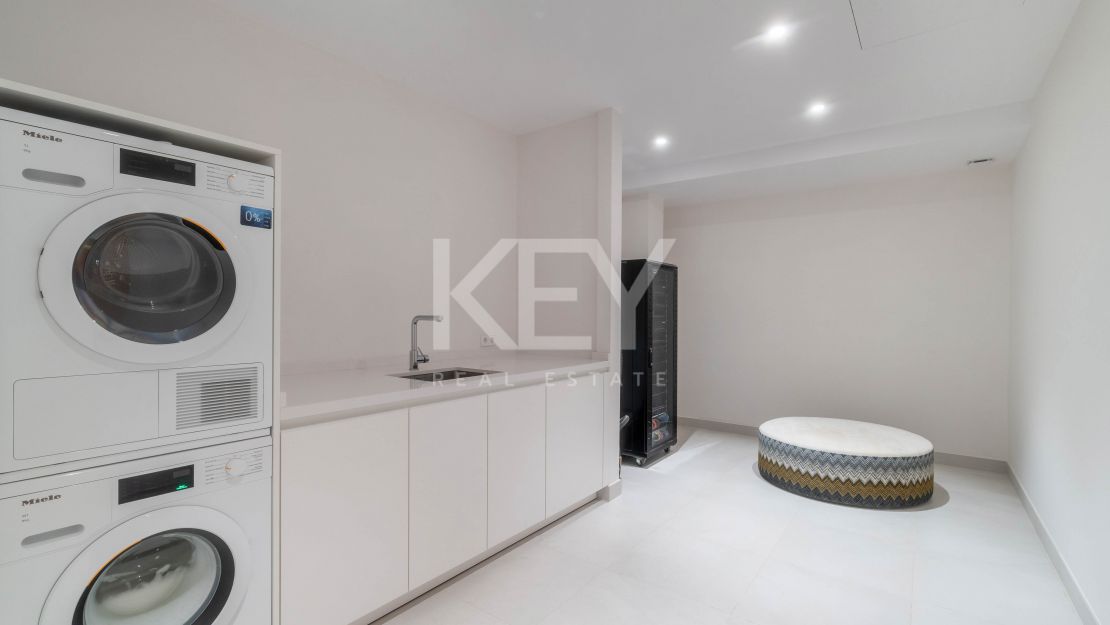 Современная вилла с бассейном на крыше и панорамным видом в Нуэва Андалусия