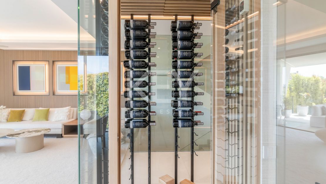 Современная вилла с бассейном на крыше и панорамным видом в Нуэва Андалусия