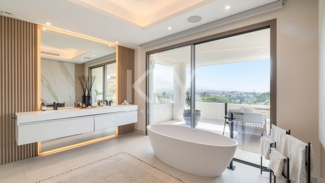 Современная вилла с бассейном на крыше и панорамным видом в Нуэва Андалусия