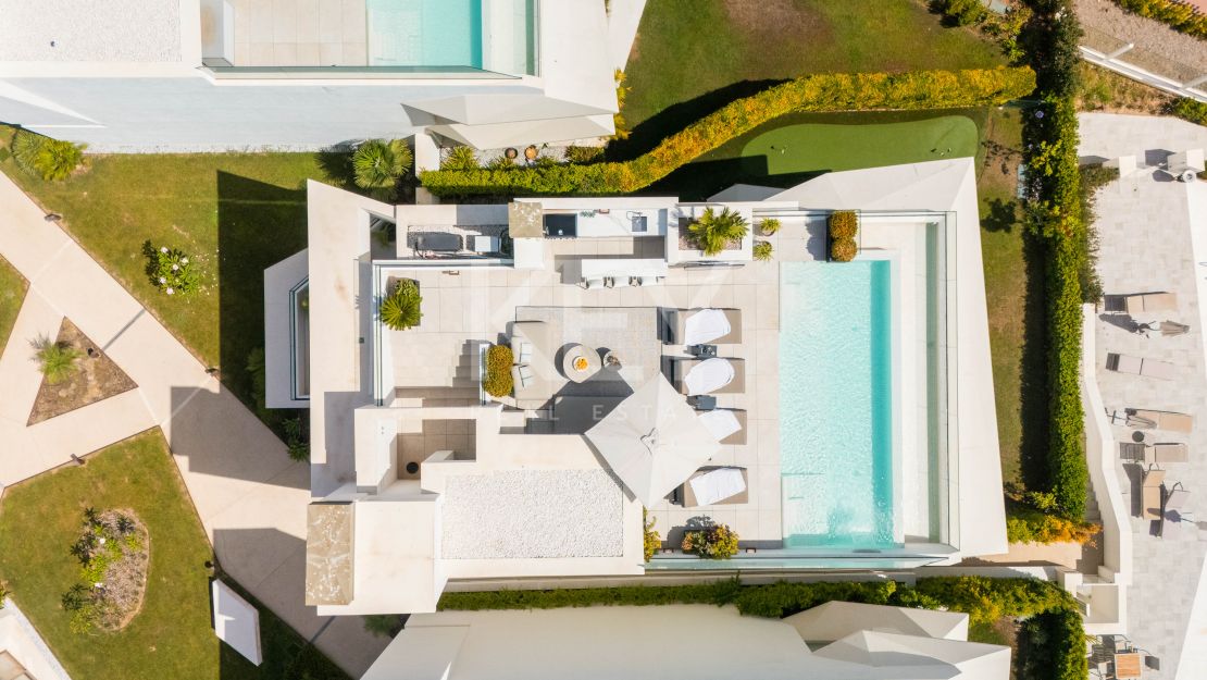 Современная вилла с бассейном на крыше и панорамным видом в Нуэва Андалусия