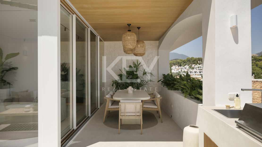 Stylish renovated townhouse with sea and mountain views in Aloha