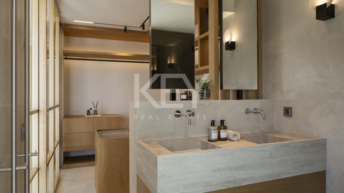 Stylish renovated townhouse with sea and mountain views in Aloha