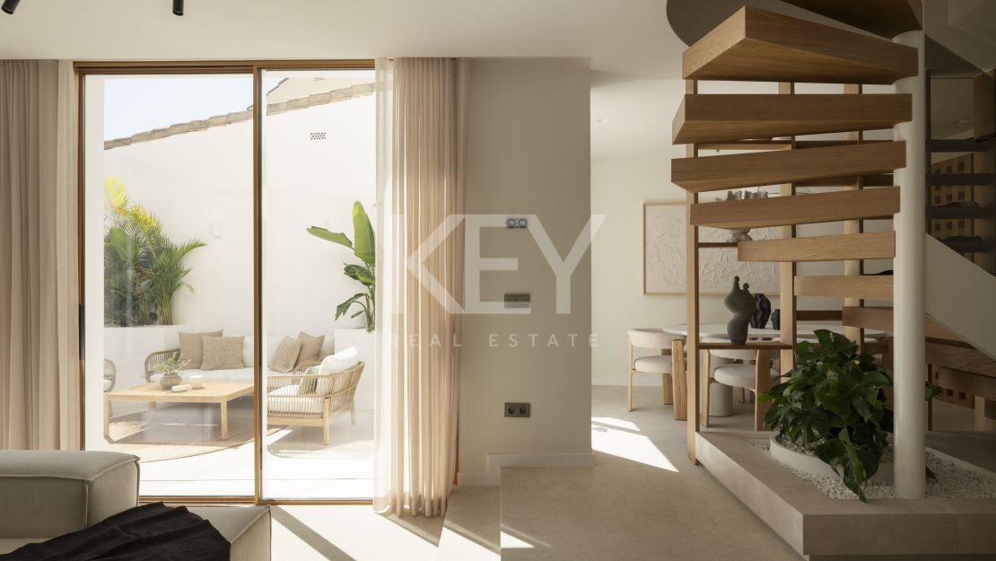 Stylish renovated townhouse with sea and mountain views in Aloha