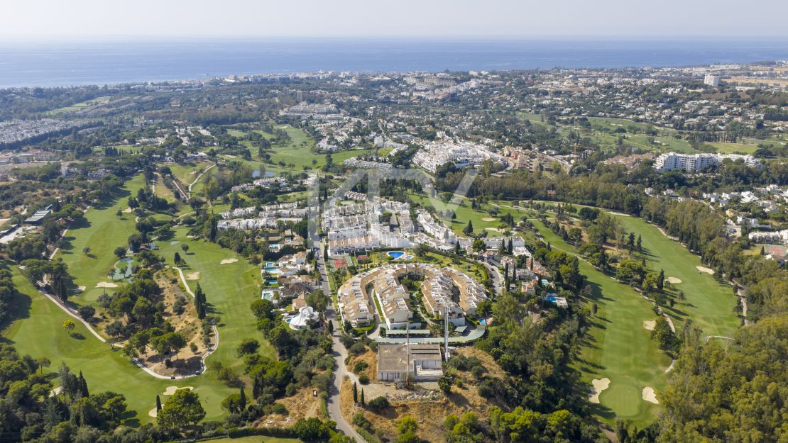 Stylish renovated townhouse with sea and mountain views in Aloha