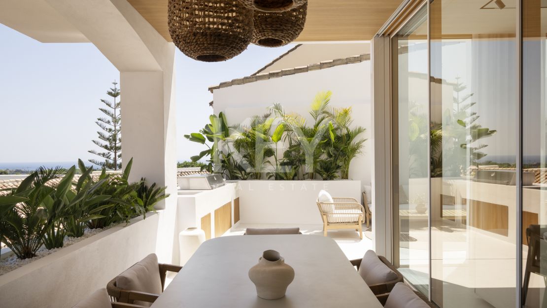 Stylish renovated townhouse with sea and mountain views in Aloha