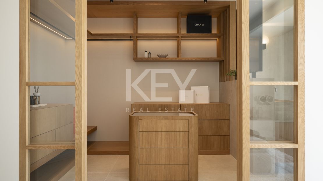 Stylish renovated townhouse with sea and mountain views in Aloha