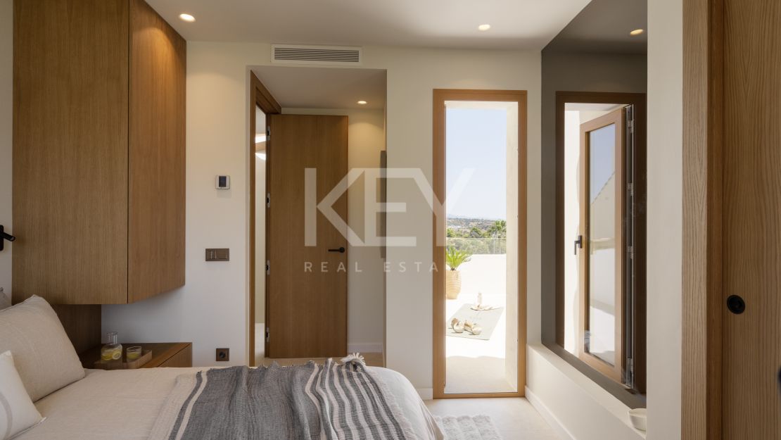 Stylish renovated townhouse with sea and mountain views in Aloha