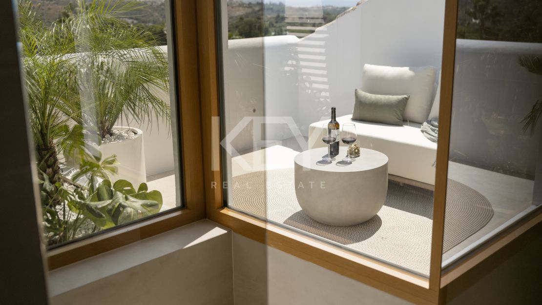 Stylish renovated townhouse with sea and mountain views in Aloha