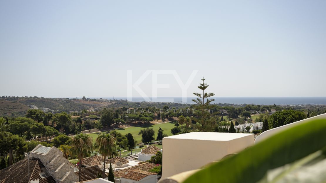 Stylish renovated townhouse with sea and mountain views in Aloha