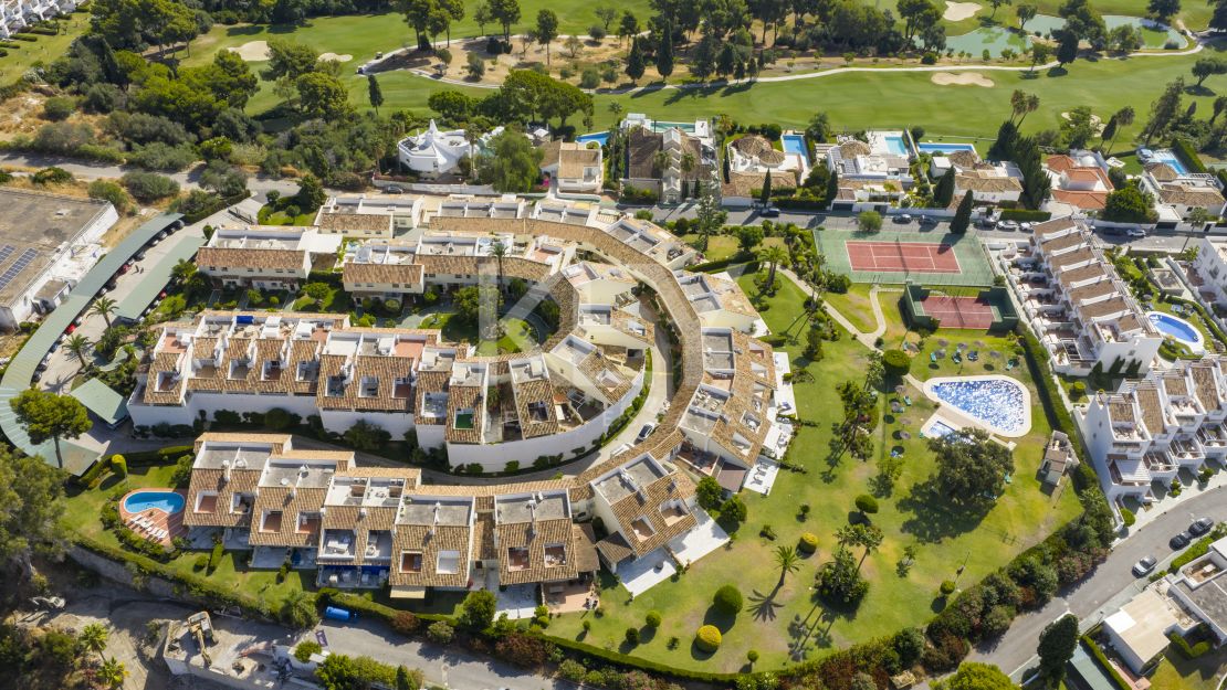 Stylish renovated townhouse with sea and mountain views in Aloha