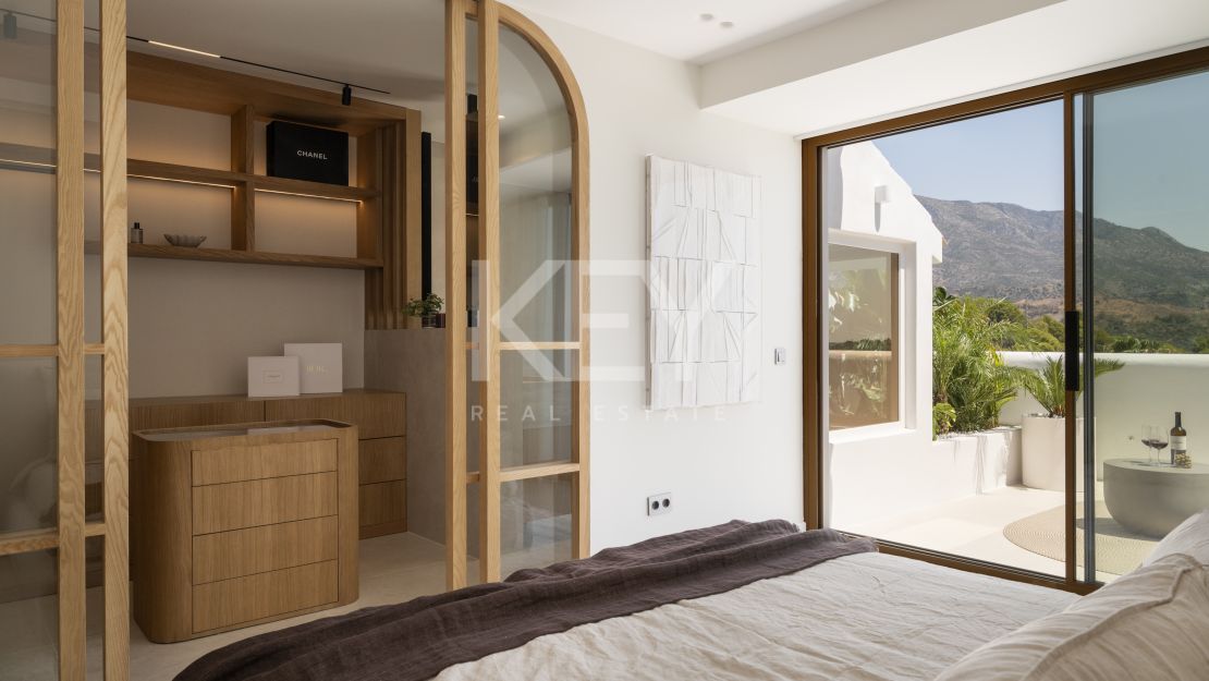 Stylish renovated townhouse with sea and mountain views in Aloha